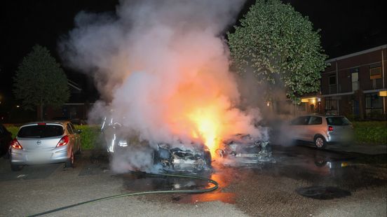 Meerdere auto's in vlammen op in Zeist Home