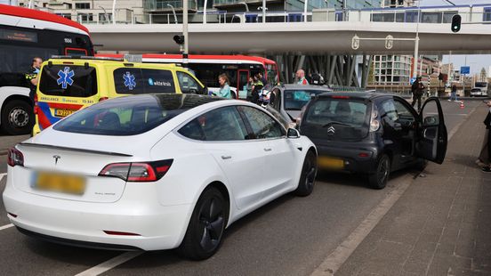 Gewonde bij aanrijding tussen bus en meerdere auto's Home