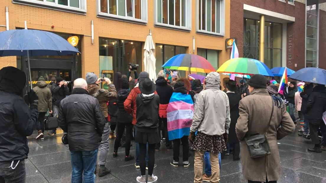 In Nijmegen demonstreren linkse actievoerders zaterdagmiddag bij de bibliotheek aan de Mariënburg. Zij doen dat uit protest tegen de eerdere actie van rechtse demonstranten tegen het voorlezen door drag queens in de bibliotheek.