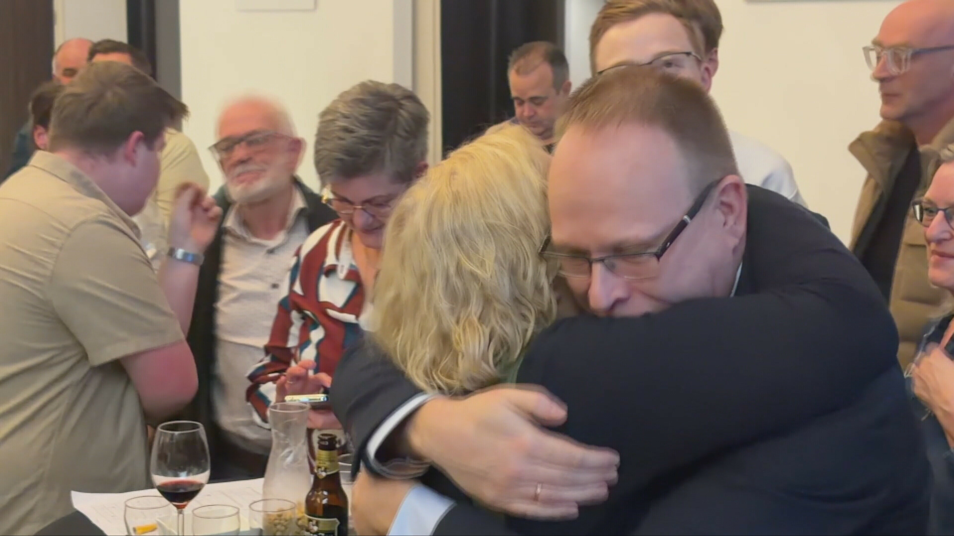 Blijdschap bij FNP-lijsttrekker Tjibbe Brinkman: zijn fractie behaalt vijf zetels
