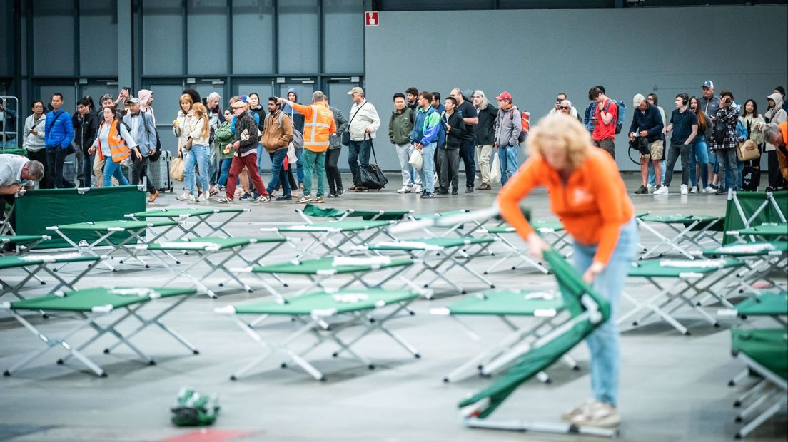 De veldbedden worden neergezet in de Jaarbeurs Utrecht