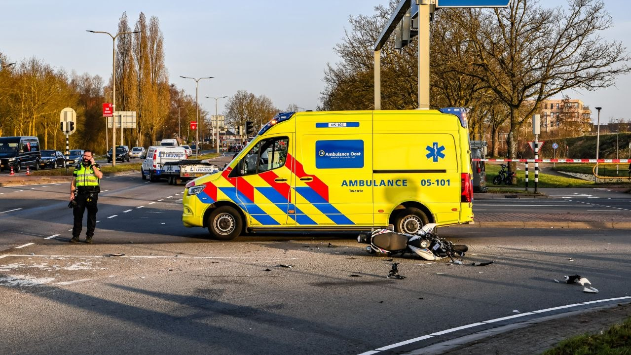 Motorrijder met spoed naar ziekenhuis na ongeval in Hengelo.