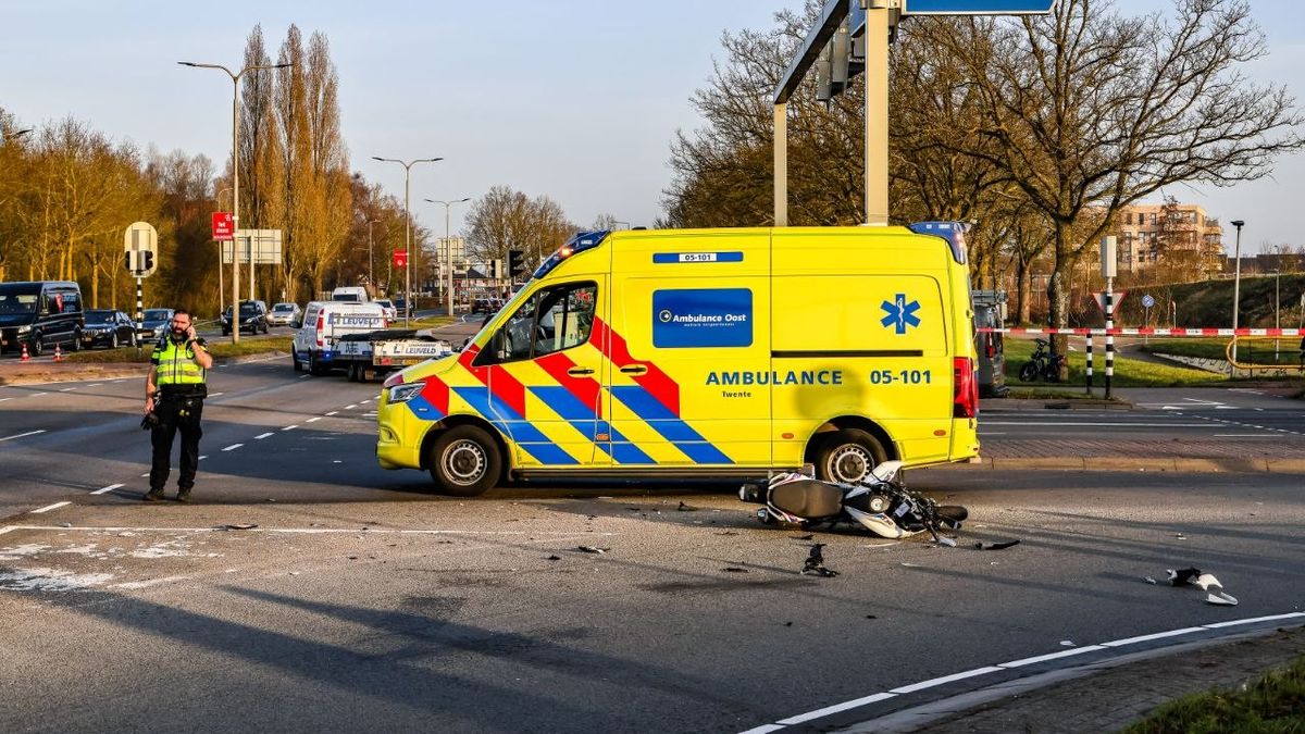 Motorrijder met spoed naar ziekenhuis na ongeval in Hengelo