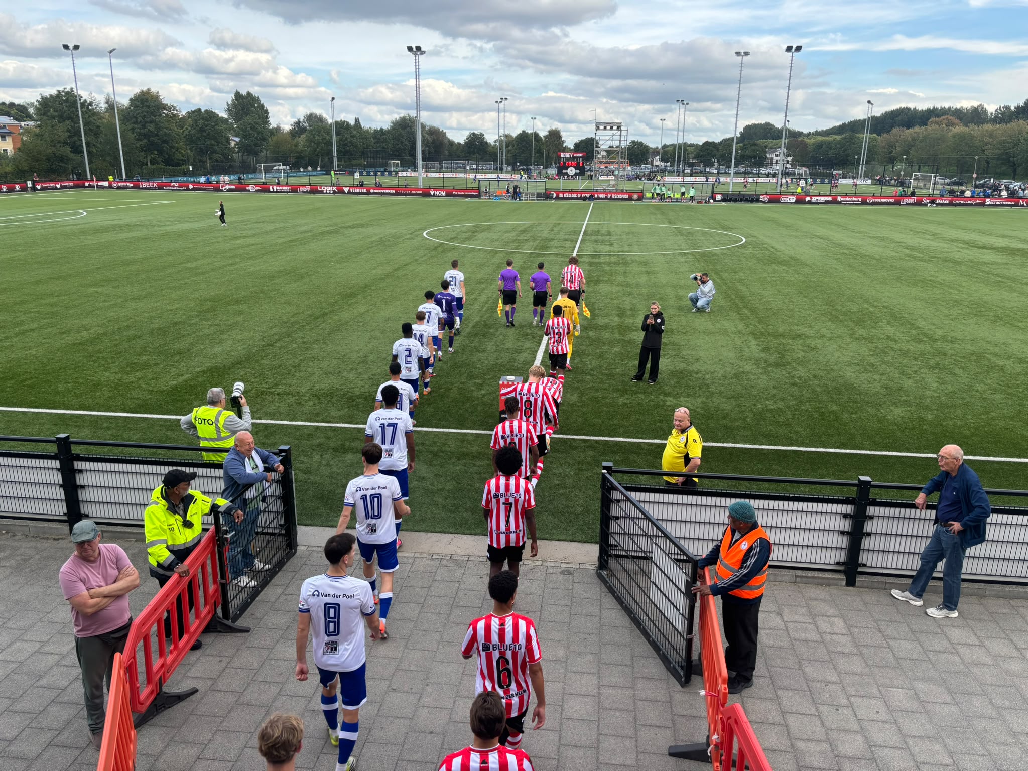 De opkomst van de spelers bij Jong Sparta tegen Hoek