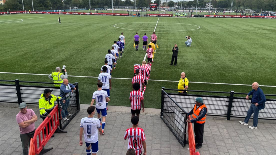 De opkomst van de spelers bij Jong Sparta tegen Hoek