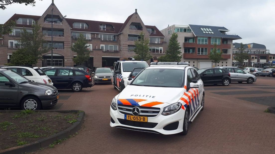 De mannen werden gepakt bij hun auto (de blauwe links) op de parkeerplaats (Rechten: Facebook/Politie Noord-Drenthe)