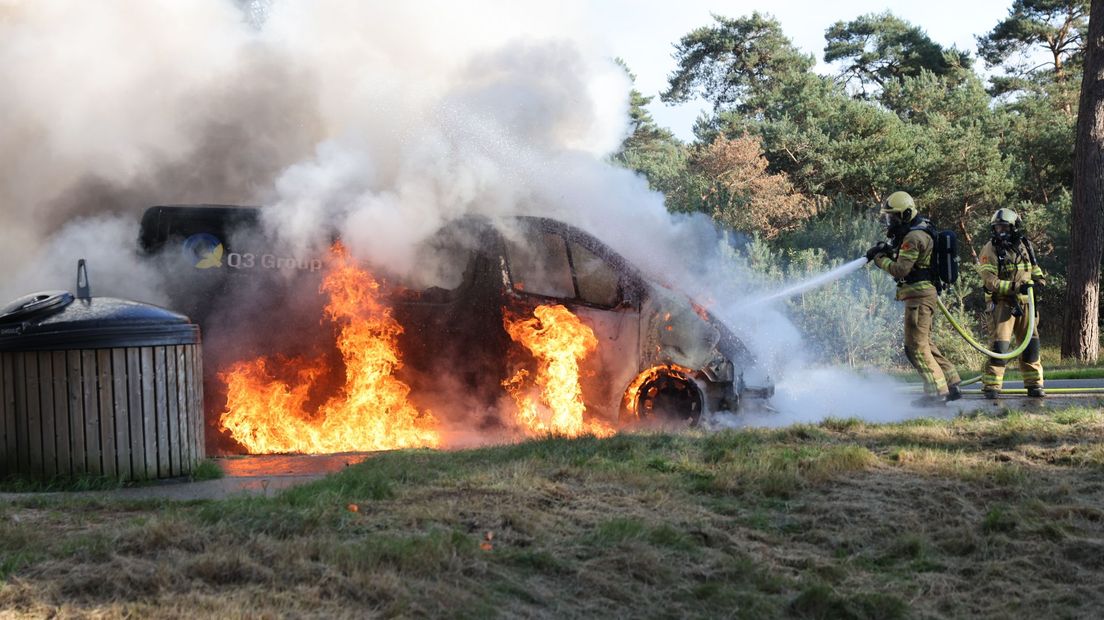 De bedrijfsbus is helemaal uitgebrand.