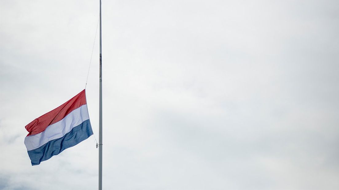 De Nederlandse vlag halfstok