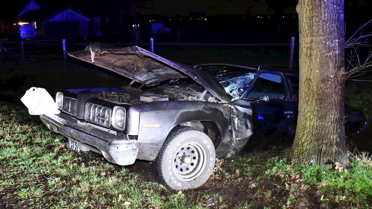 Oldtimer crasht tegen boom in Daarle, bestuurder naar ziekenhuis