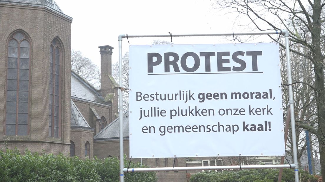 Protestbord tegen kerksluiting