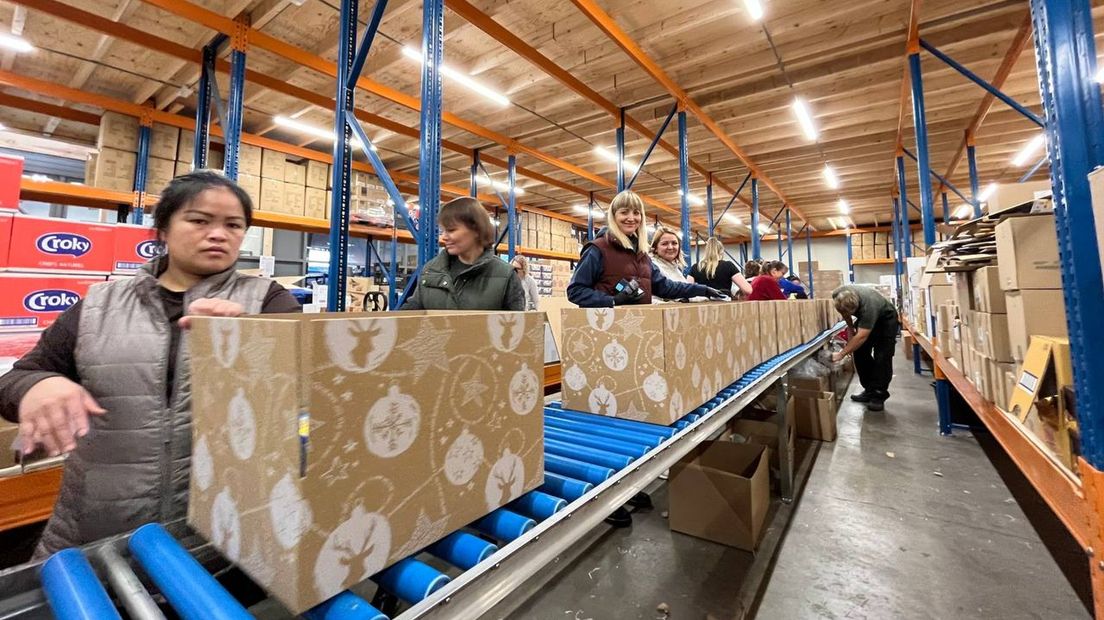 Topdrukte in Borne bij het inpakken van de kerstpakketten