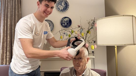 Jonge student raakt dementerende ouderen met persoonlijke herinneringen Home