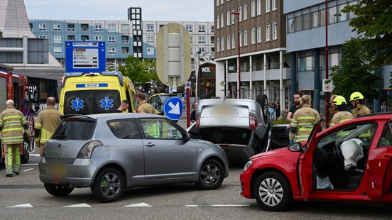 Auto belandt op zijn kop na ongeluk in Nieuwegein. Auto belandt op zijn kop na ongeluk in Nieuwegein.