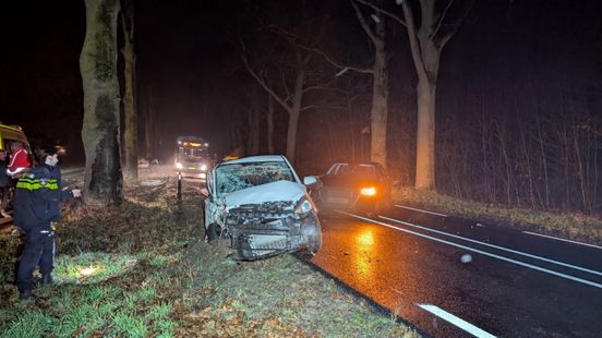 Botsing op N317, twee auto’s zwaar beschadigd
