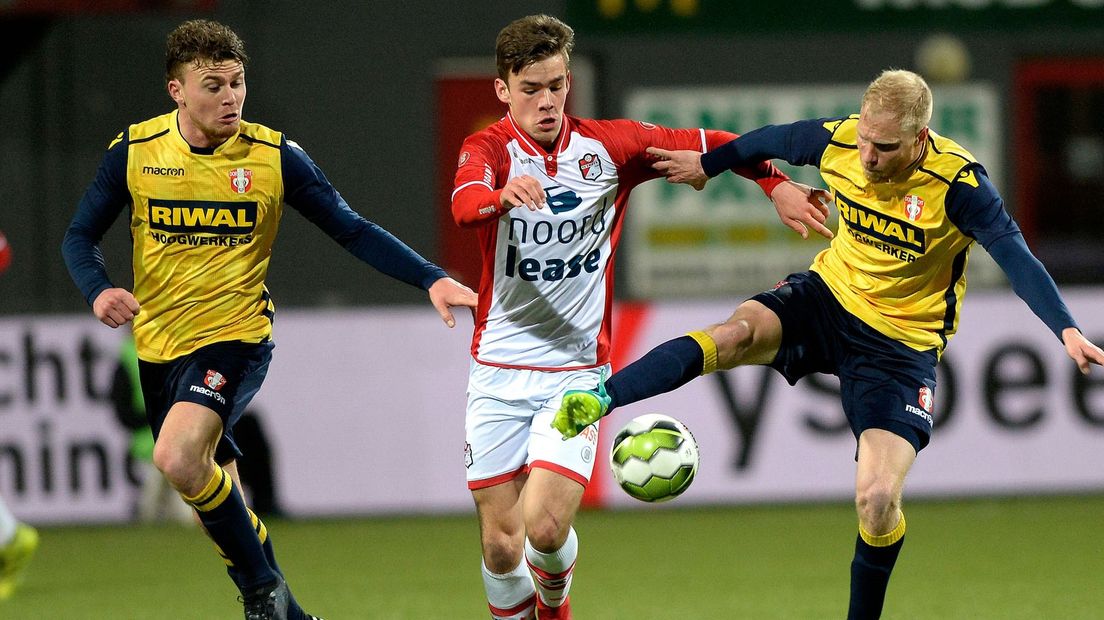 Thijs Dallinga tussen twee spelers van FC Dordrecht