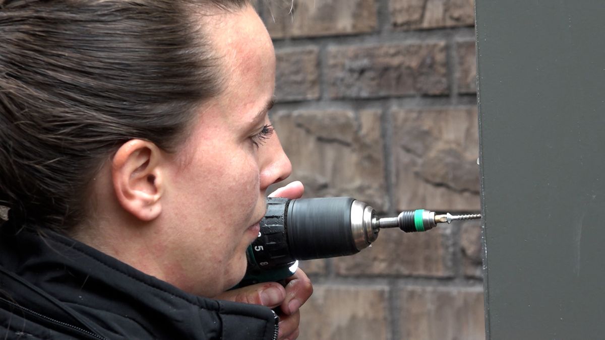 Ellen (32) is de eerste vrouwelijke slotenmaker van Overijssel