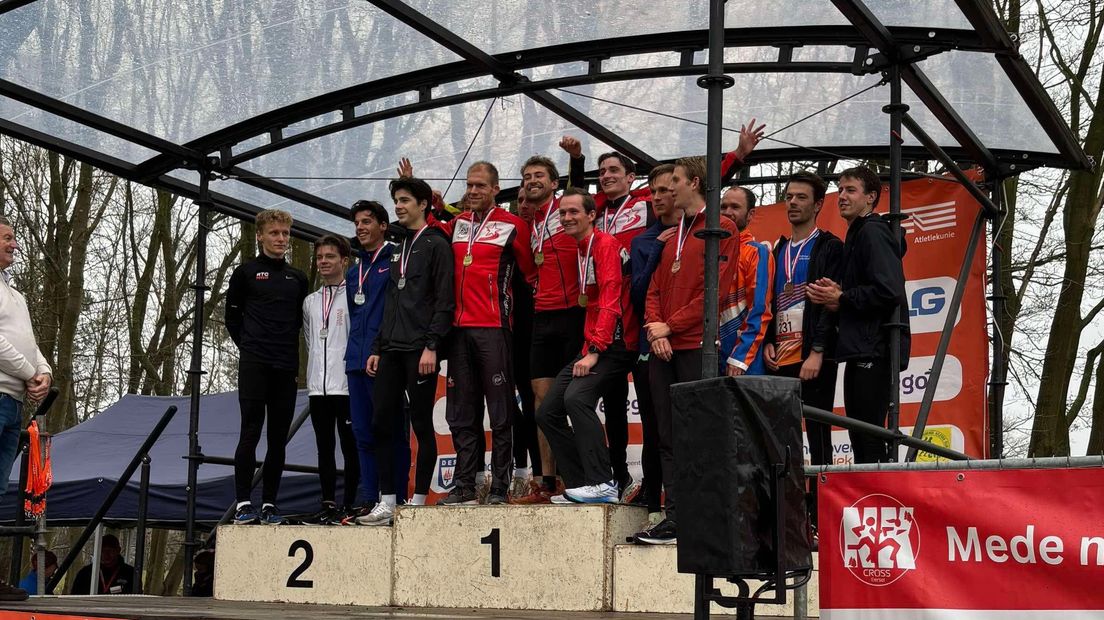 Het team van Atletiek Maastricht op de hoogste trede bij het NK Cross