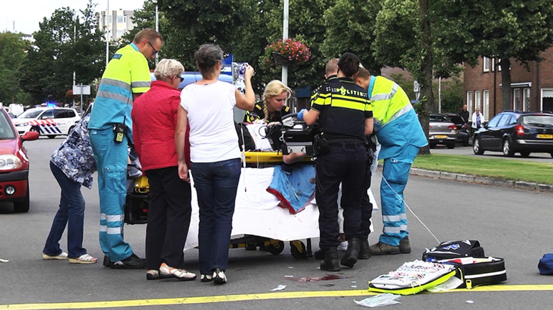 Een fietser knalde op het portier van een auto en moest naar het ziekenhuis worden gebracht (Rechten: Persbureau Meter)