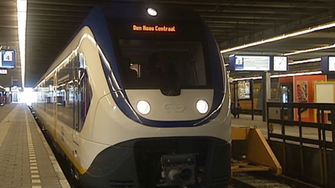 sprintertrein-NS-Den-Haag-Centraal-Station-2302