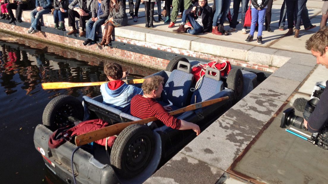 IN BEELD Verroeste auto te water gelaten als boot in de Binckhorst in