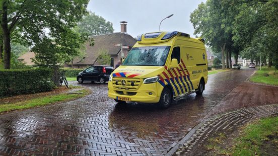 Fietser gewond na aanrijding met auto in Zeijen. Fietser gewond na aanrijding met auto in Zeijen.