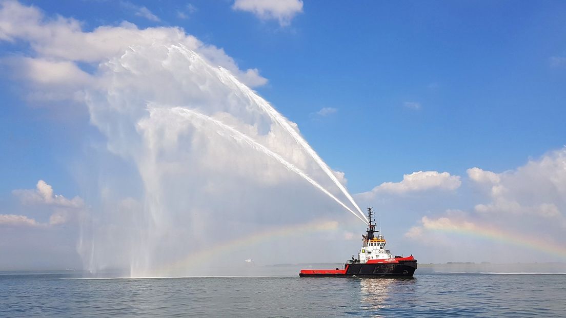 Belgische blusboot maakt regenbogen bij demonstratie op de Westerschelde