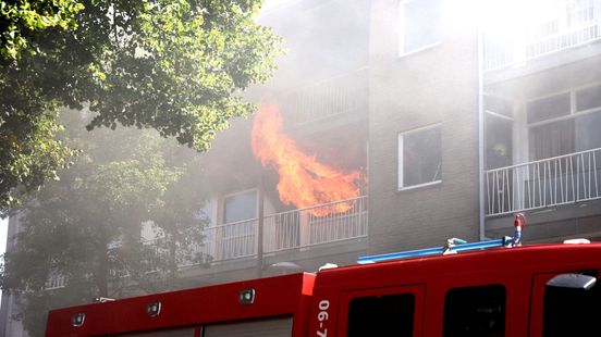 Grote vlammen en explosie bij uitslaande brand in appartement
