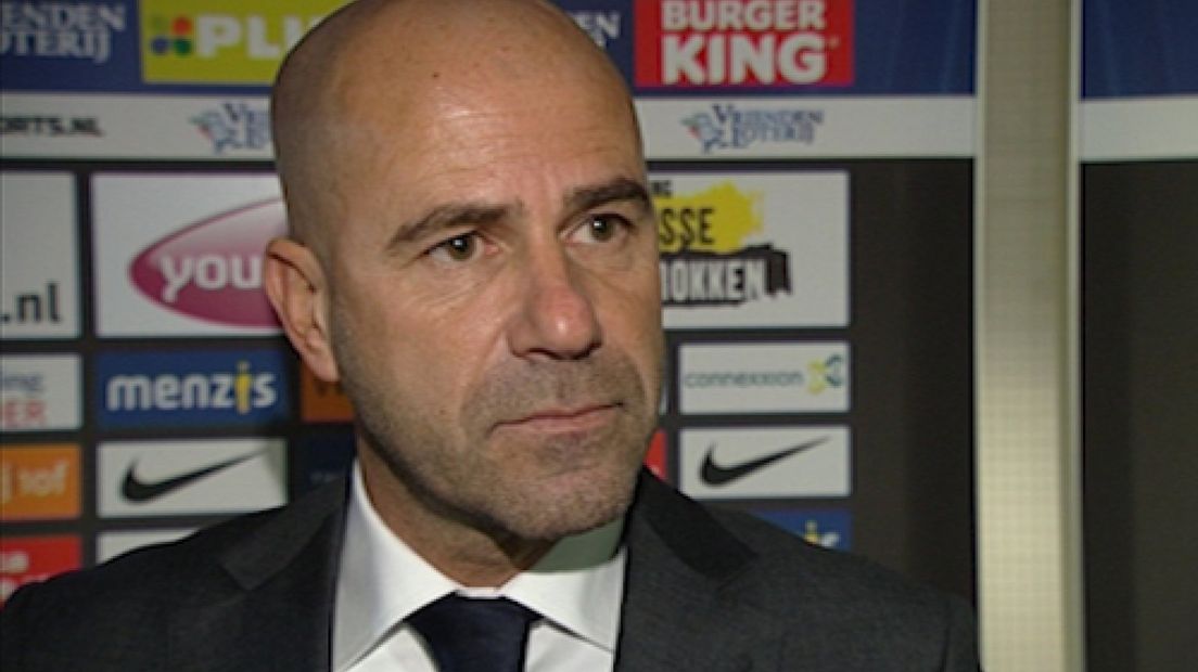 Peter Bosz hekelt grasmat in GelreDome