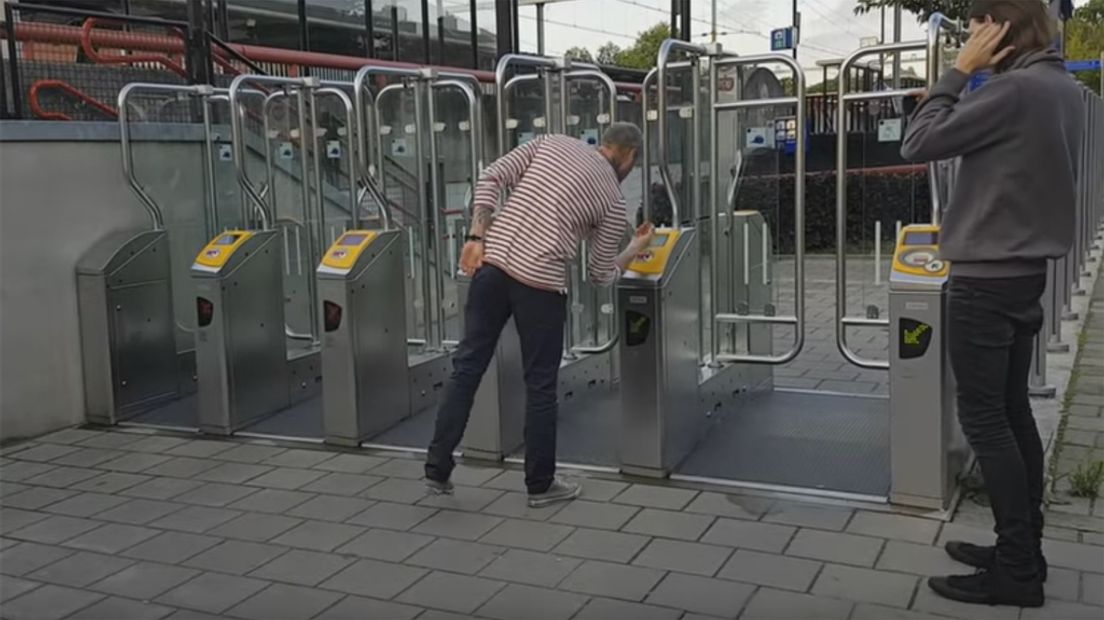 Tom kan gewoon inchecken op het station.