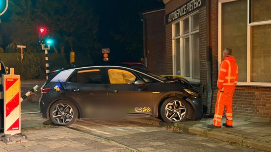 Auto botst tegen woning in Wahlwiller Nieuws