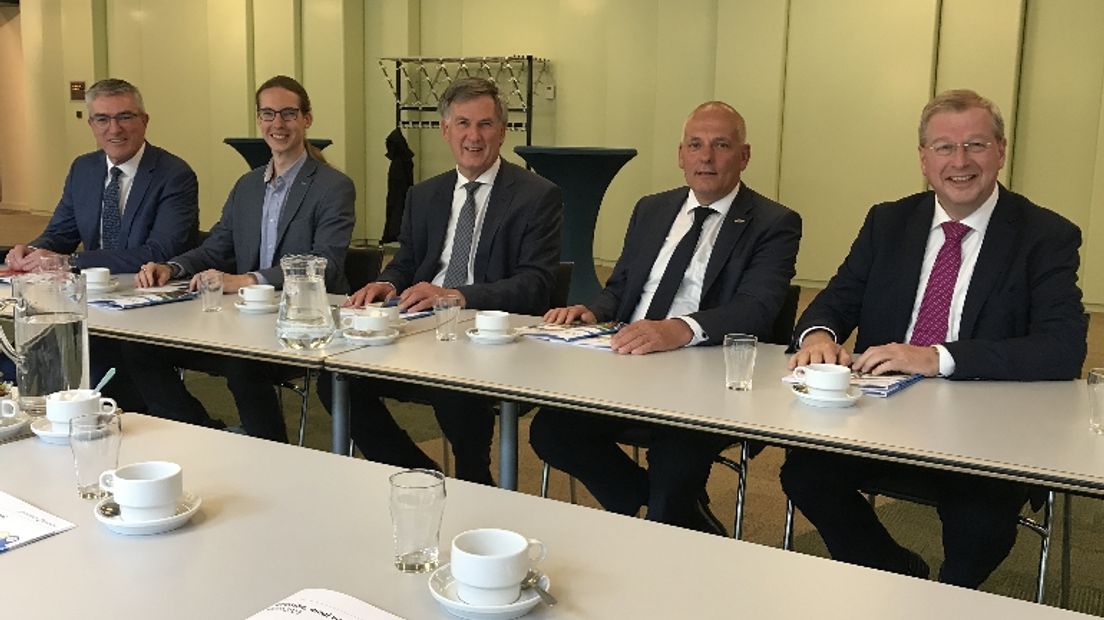 De Het team van Gedeputeerde Staten in Drenthe, met Hans Kuipers (tweede van links) als enige nieuwkomer. (Rechten: Serge Vinkenvleugel/RTV Drenthe)