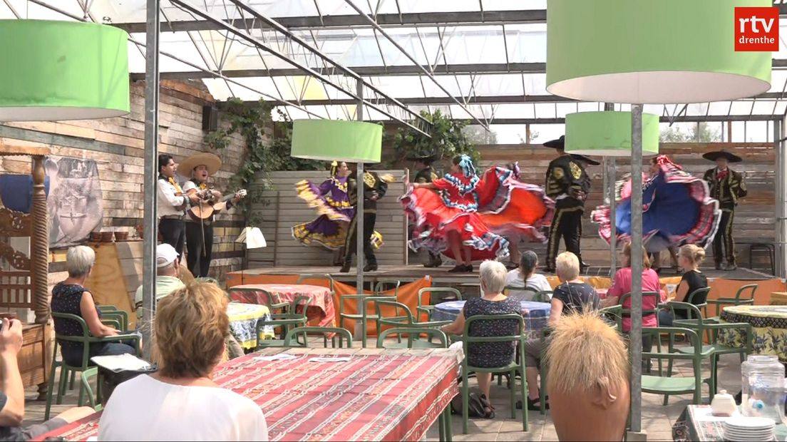 Mexicaanse dansers van het SIVO-festival bij de Fiets4Daagse in Oranje.