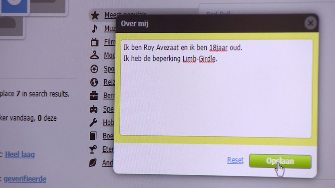 Roy werkt aan het profiel op zijn eigen datingsite