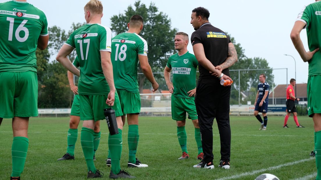 Giovanni Siereveld spreekt de spelers van Luctor Heinkenszand toe voetbal trainer