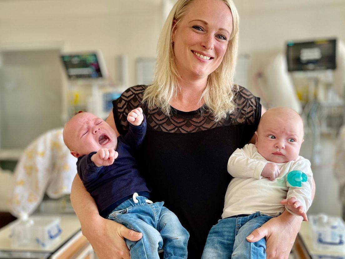 Moeder Annemarieke met haar te vroeg geboren tweelingzoons Sven en Finn (17 weken oud).