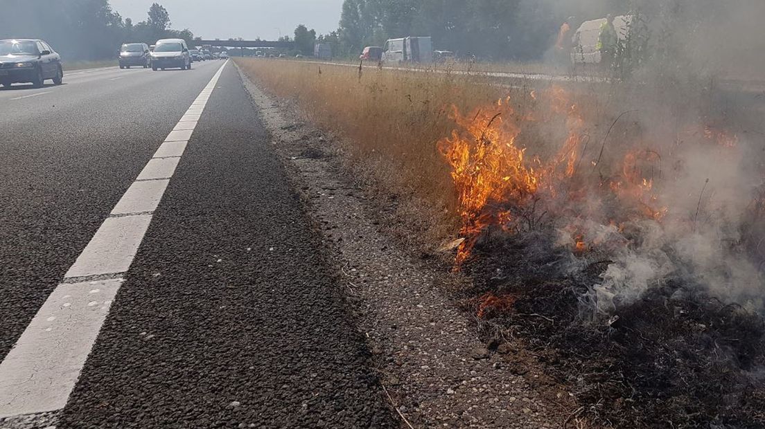 Langs de A7 tussen Frieschepalen en Marum woedt een bermbrand.