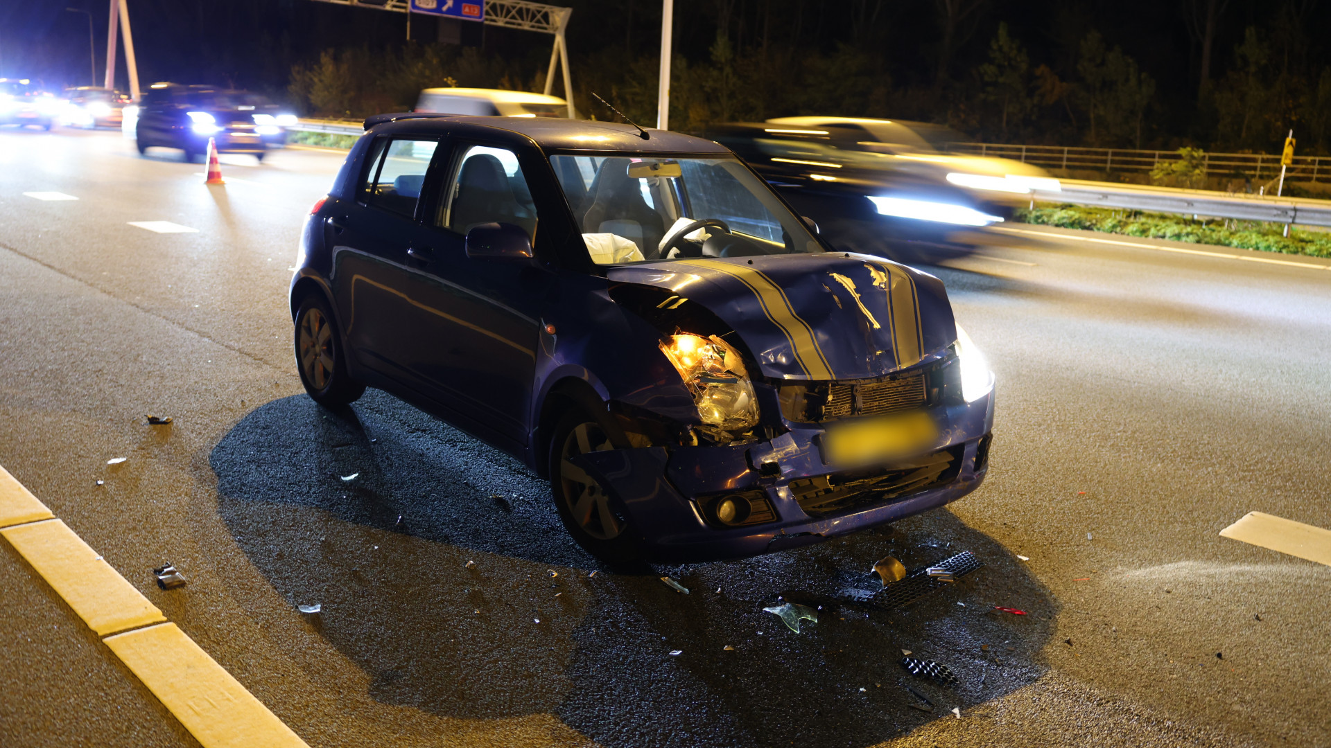 Kettingbotsing op snelweg, vier autos hebben schade.