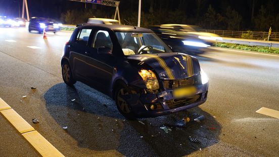 Kettingbotsing op snelweg, vier autos hebben schade. Kettingbotsing op snelweg, vier autos hebben schade.