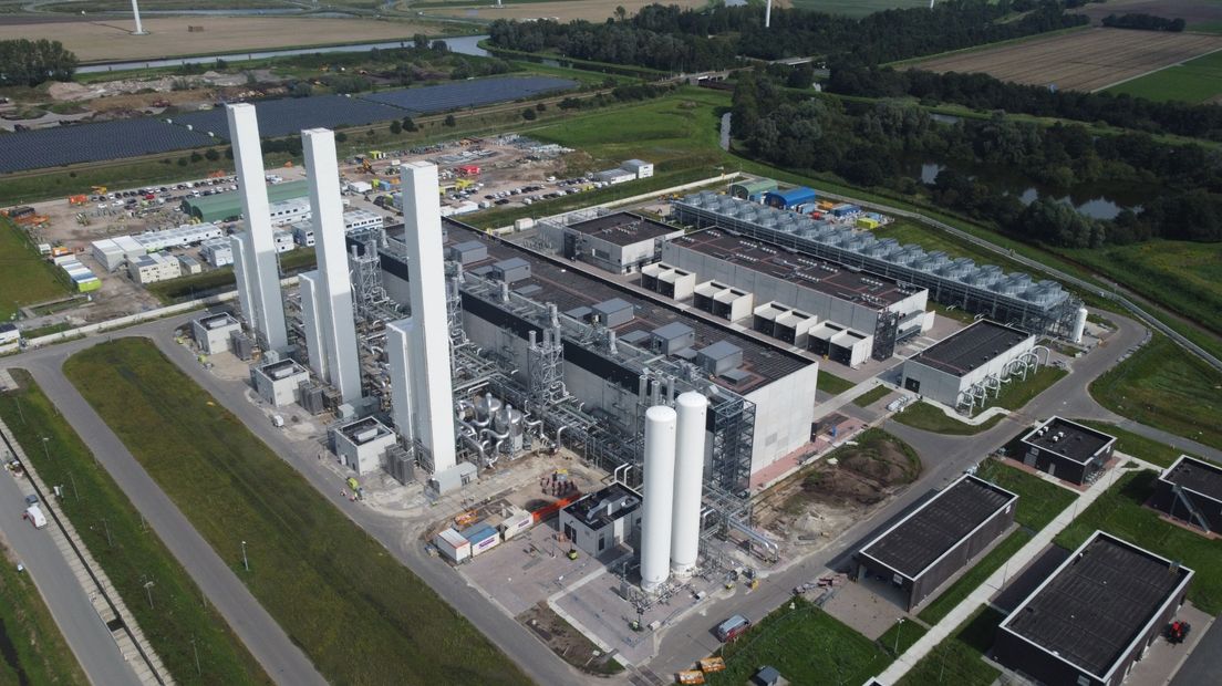 De bouwers leggen de laatste hand aan de fabriek