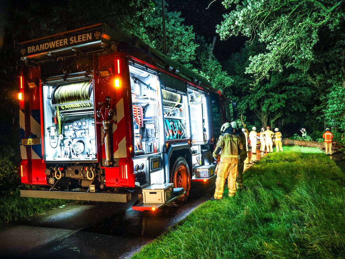 Veel schade door noodweer boven Drenthe, automobiliste overleden