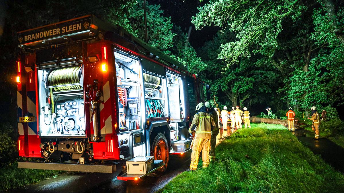 Veel schade door noodweer boven Drenthe, automobiliste overleden