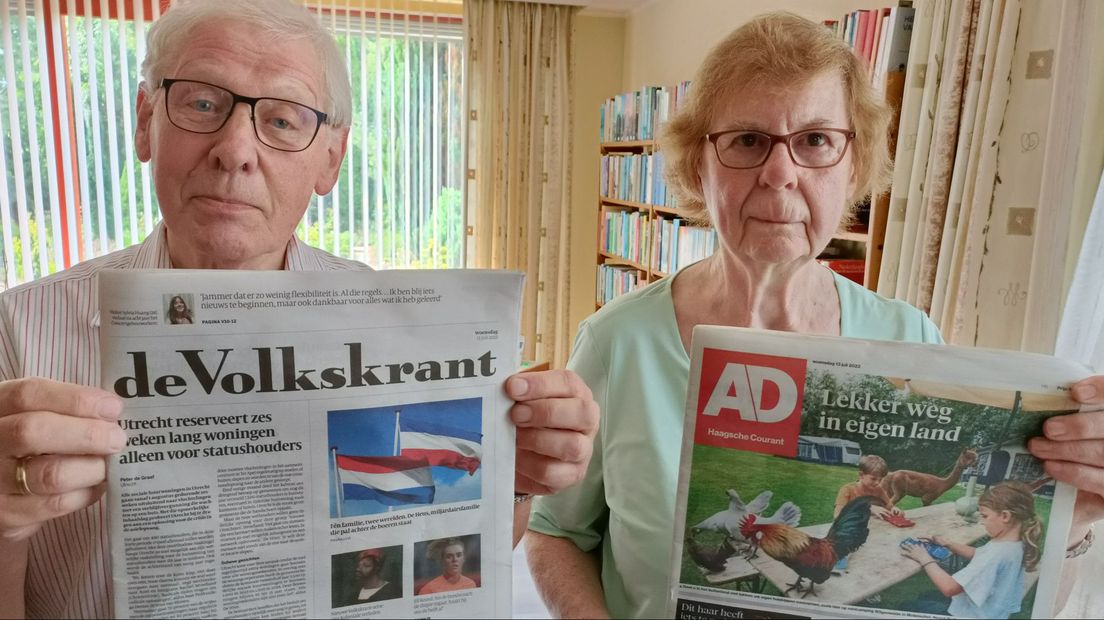 De heer en mevrouw Van der Heijden met de kranten die wij voor hen meenamen