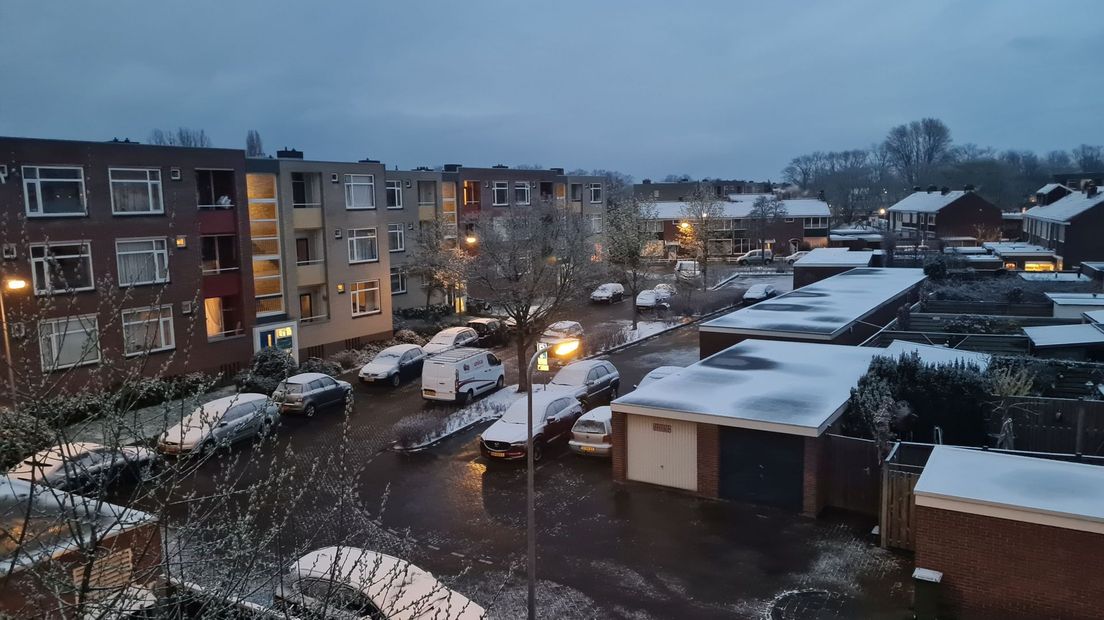 Platte daken, maar ook auto's zijn bedekt met sneeuw, en dat met Pasen.