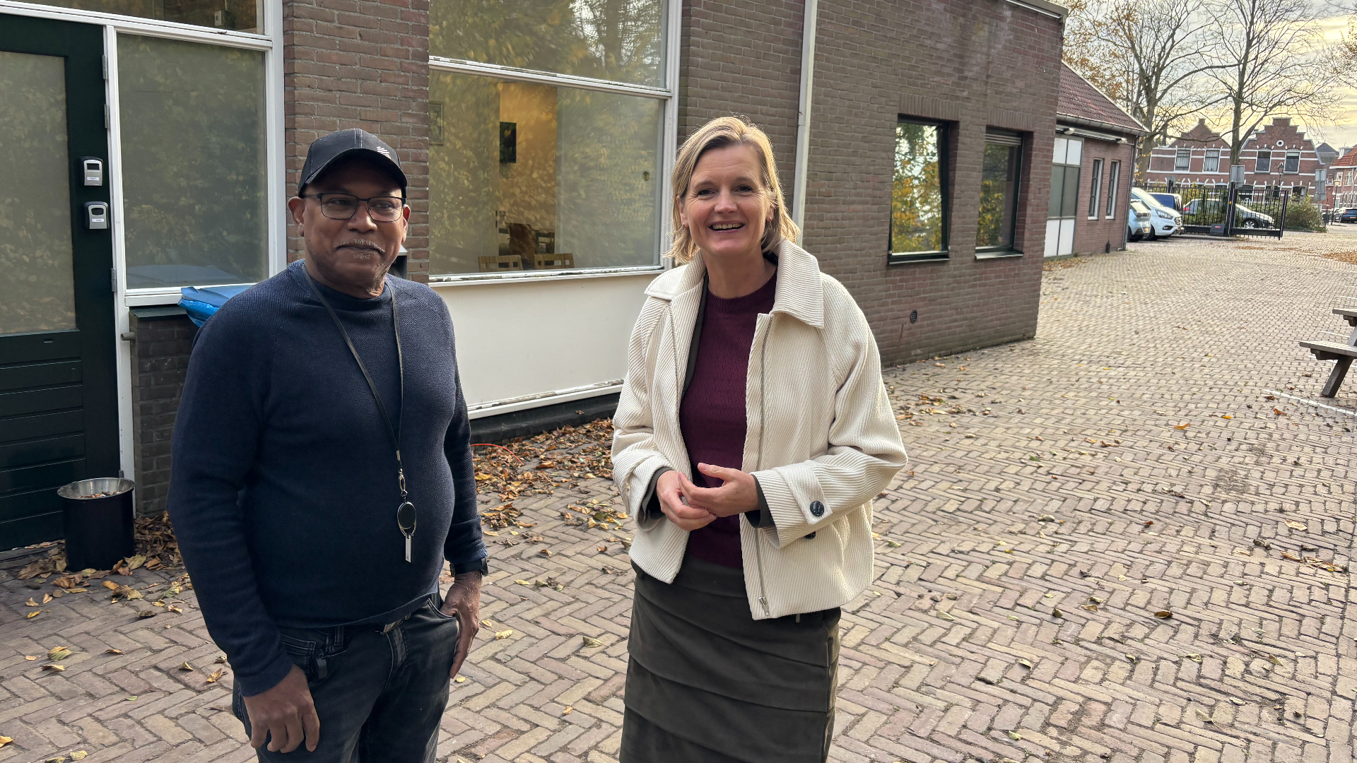 Huismeester Eddy en directeur Suzanne Korthorst (Stoed-Seniorenwelzijn)