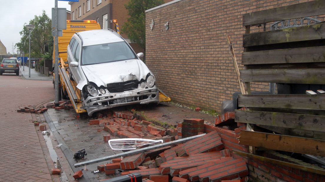 auto_rijdt_muur_in_assen_aan_gort_4d0e69eaee78f941c1257926003ef821.jpg