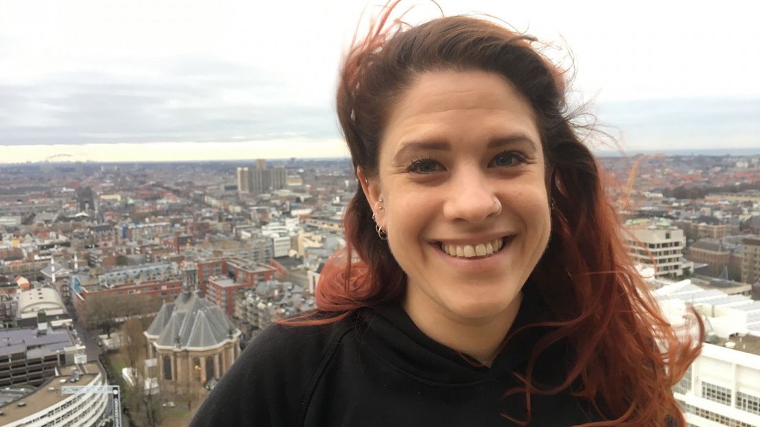 Leonie Gerritsen (PvdD) tuurt op de Schedeldoekshaven met een adelaarsblik over Den Haag
