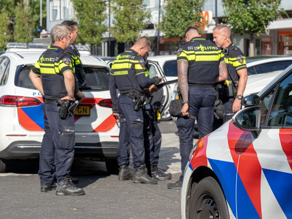 Agenten zijn op het Scheldeplein aanwezig na de vechtpartij op het verjaardagsfeestje