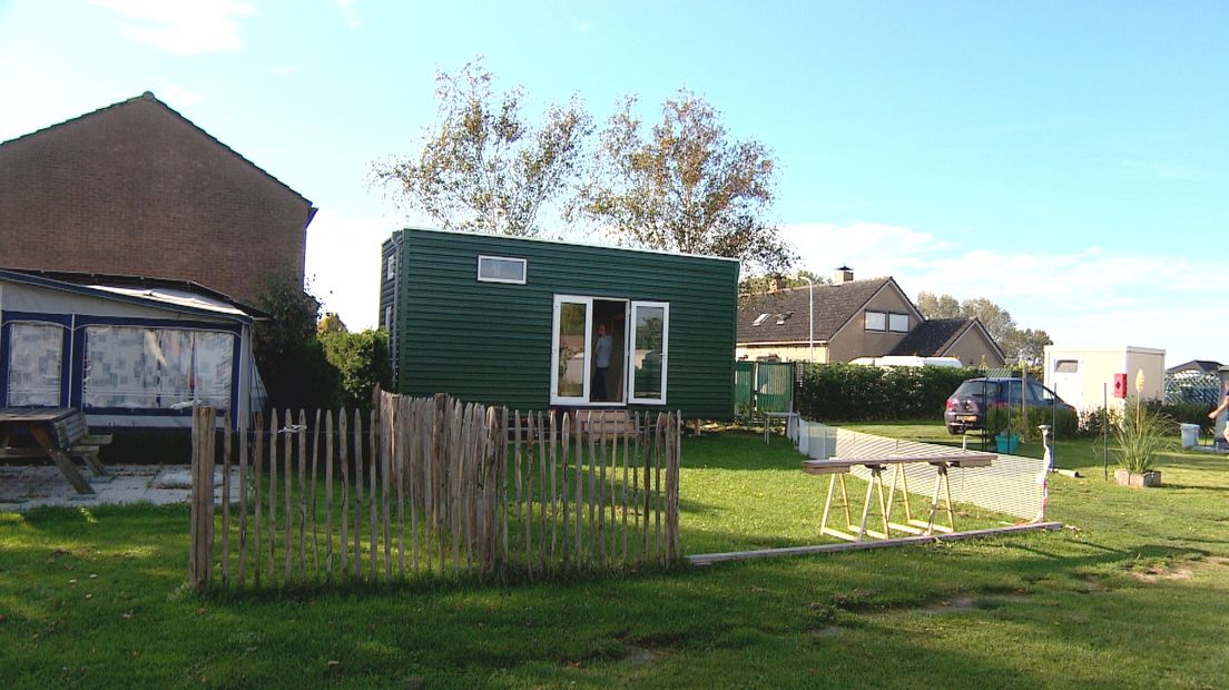 Het tiny house in aanbouw op de camping in Groede