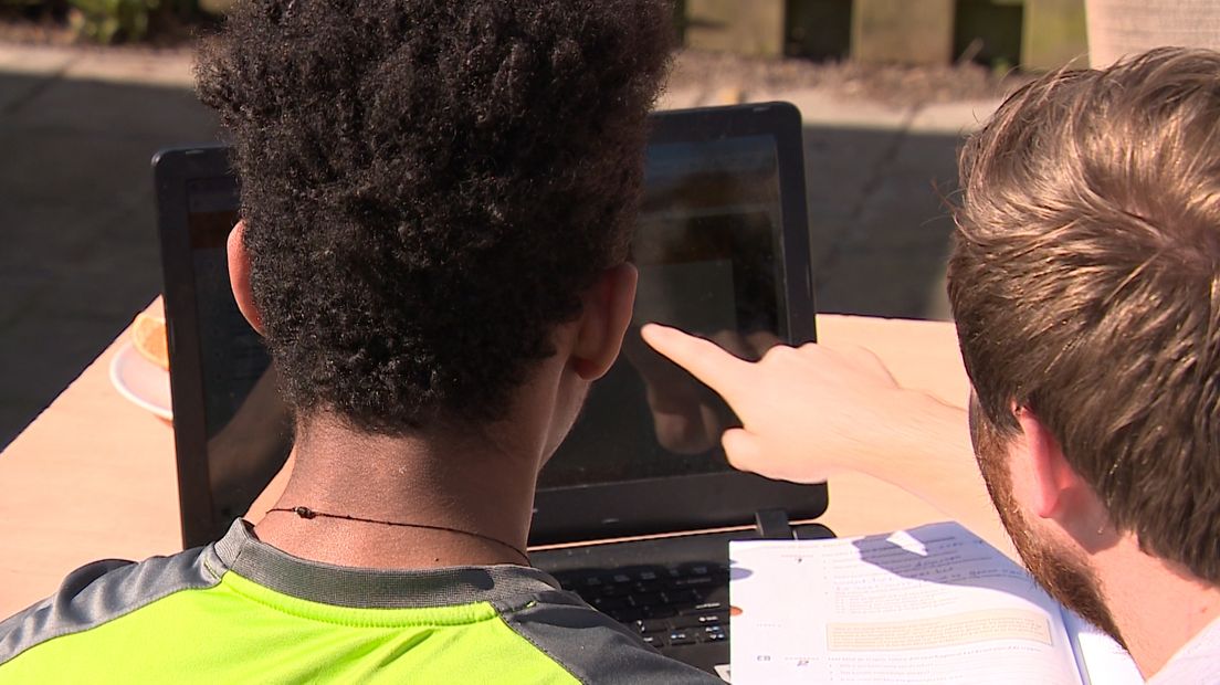 Hoe komen minderjarige statushouders de coronacrisis door? Nu de scholen gesloten zijn is het ook voor deze groep lastig thuis schoolwerk te doen en een dagritme vast te houden. Dankzij hulp van de Apeldoornse organisatie Yoin lukt het de pubers toch om wat te leren en te sporten in plaats van alleen maar in bed te liggen en televisie te kijken.