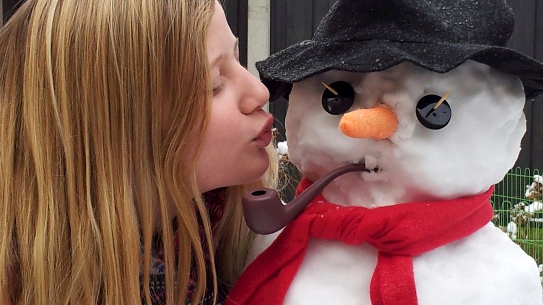 Kus voor de sneeuwpop